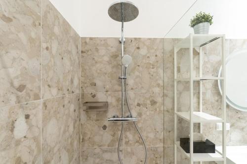 Artful 1BR Suite, City Nearby by HM