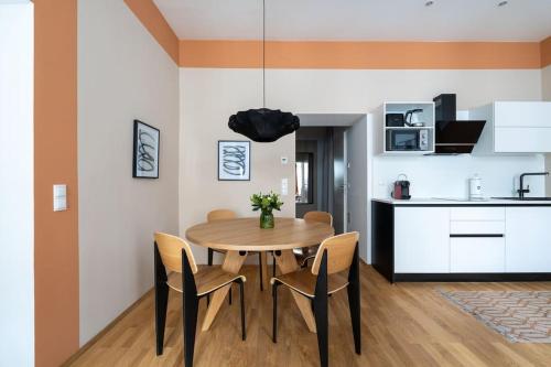 Artful 1BR Suite, City Nearby by HM
