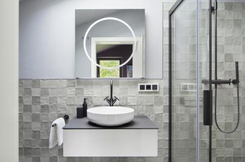 a bathroom with a sink and a mirror at FriesThinkLand in Tönning