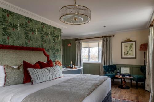 Un dormitorio con una cama grande y una ventana en The Bridge Hotel, en Chertsey