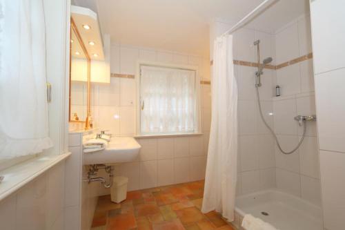 ヴェニングシュテットにあるThomas Mann /Landhaus Friedrichshainの白いバスルーム(シャワー、シンク付)