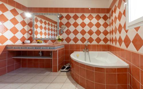 La salle de bains est pourvue d'une baignoire et d'un miroir. dans l'établissement La Rose Des Vents, à Modène