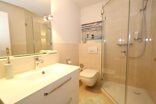La salle de bains est pourvue d'une douche, de toilettes et d'un lavabo. dans l'établissement Spalthoff 18, à Westerland