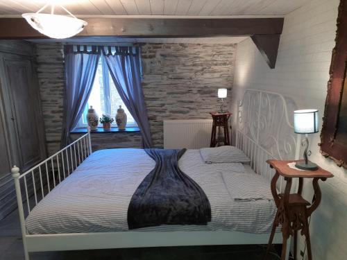 Ein Bett oder Betten in einem Zimmer der Unterkunft Les Nutons