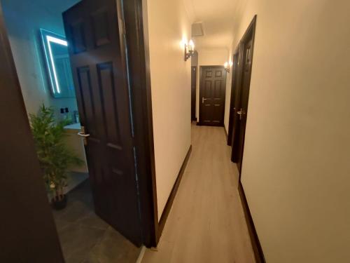 Gambar di galeri bagi PEACEFUL entire property with luxury jacuzzi pool di Southend-on-Sea