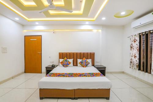 a bedroom with a bed and a ceiling at FabHotel Dhruva in Phanda