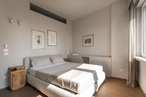 um quarto com uma cama grande e uma janela em Riviera Views Apartment by Welc(H)ome em Treviso