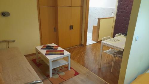 een kleine kamer met een tafel en een kast bij Vracar Krunska Jamiva in Belgrado