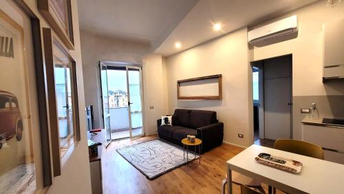 米蘭的住宿－La Milanese - New apartment - Closed to Metrò ISOLA，客厅配有沙发和桌子