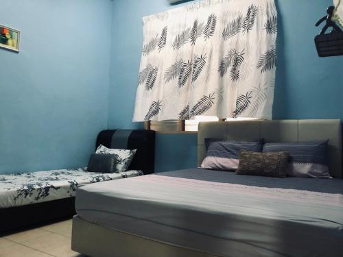 ein Schlafzimmer mit einem Bett und ein Fenster mit einer Decke in der Unterkunft E&Y HOMESTAY in Kuala Rompin