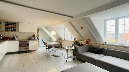 コペンハーゲンにあるApartmentInCopenhagen Apartment 1594のキッチン、リビングルーム(ソファ、テーブル付)