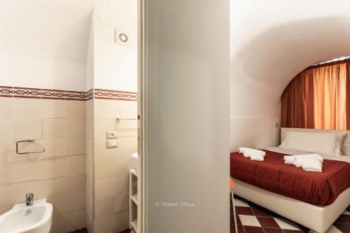 - une chambre avec un lit, une baignoire et un lavabo dans l'établissement House&Villas - La Casa di Benso, à Noto