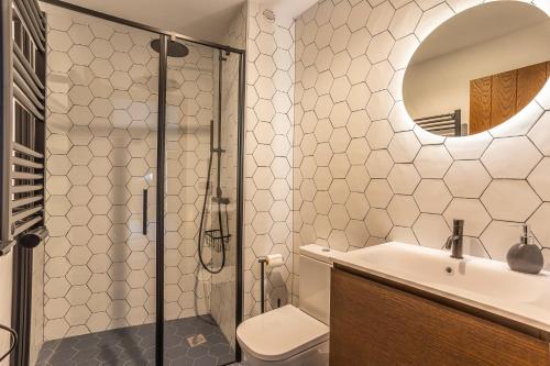 La salle de bains est pourvue d'une douche, de toilettes et d'un lavabo. dans l'établissement Apartamento Hipólita, 