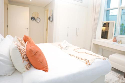 Tempat tidur dalam kamar di Business Bay 1BR Gem Luxe Living