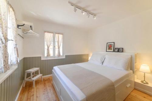 sypialnia z dużym białym łóżkiem i oknem w obiekcie Keramidogatos Marie Guest House, Corfu Old Town w Korfu