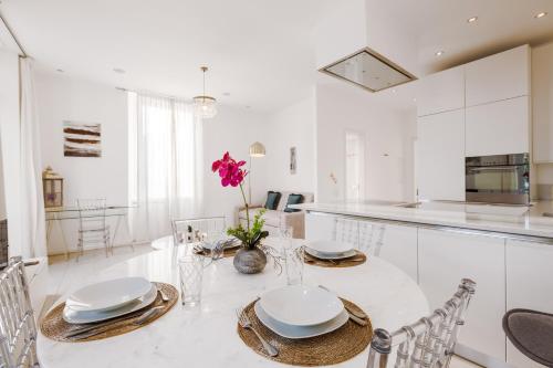 Gallery image of Front Lake Pearl 5 for 6PAX -By EasyLife Swiss in Lugano
