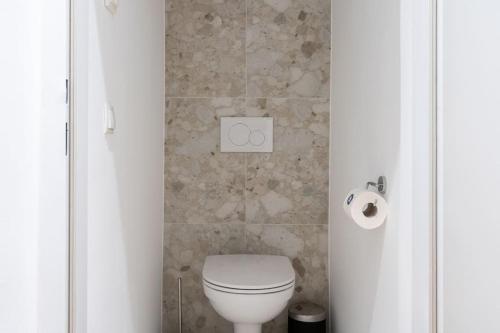 Ένα μπάνιο στο Glam 1BR Suite, Easy City Path by HM