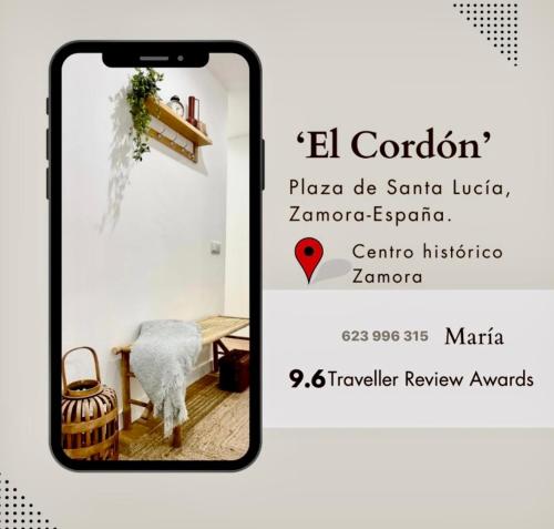 ein Handybildschirm mit einem Bild von einem Zimmer in der Unterkunft VUT El Cordón Con garaje in Zamora