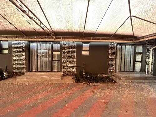 Muka bangunan atau pintu masuk Khayalethu Guest House