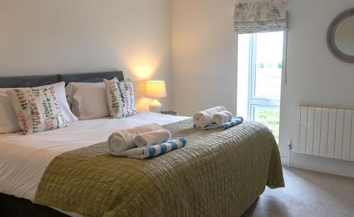um quarto com uma cama com toalhas enroladas em Pippin em Spilsby