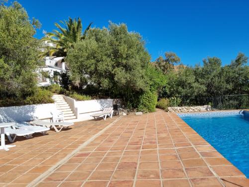 um resort com piscina e árvores em Villa Santana em Mijas