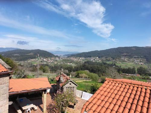 Blick auf eine Stadt mit Hügeln und Dächern in der Unterkunft Apartamento Portocelo, en Marín (Pontevedra) in Marín