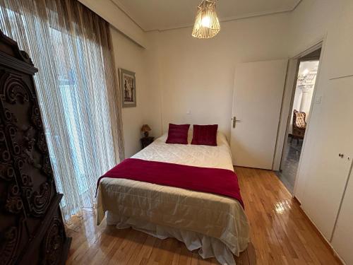 ein Schlafzimmer mit einem Bett und einem großen Fenster in der Unterkunft Διαμερισμα 77τ.μ in Sparta