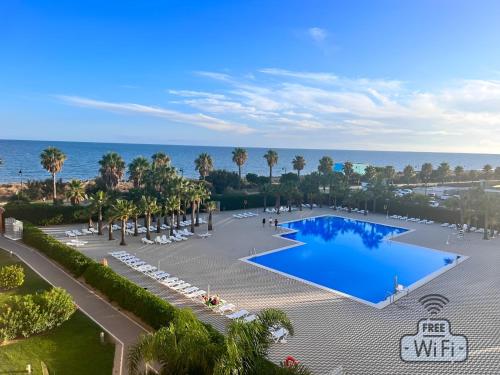 una vista sulla piscina di un resort di ISLA CANELA PLAYA Y GOLF, 1ª Línea de playa a Isla Canela