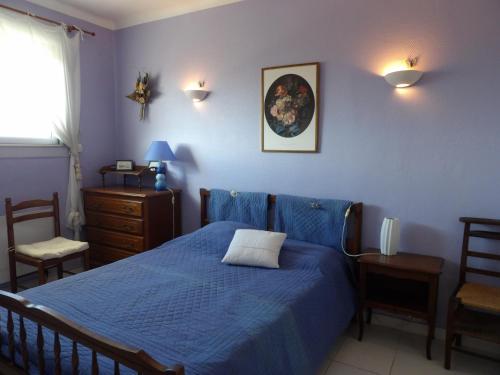 een slaapkamer met een bed met een blauw dekbed bij Vue superbe sur la Belle Bleue avec 2 chambres in Saint-Cyprien