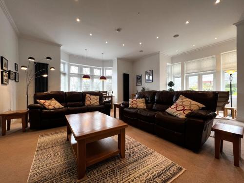 Ein Sitzbereich in der Unterkunft 2 Shanklin Manor - Ground Floor apartment overlooking Park in Shanklin Old Village