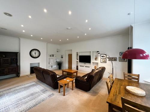 TV/Unterhaltungsangebot in der Unterkunft 2 Shanklin Manor - Ground Floor apartment overlooking Park in Shanklin Old Village
