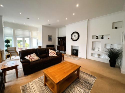 Ein Sitzbereich in der Unterkunft 2 Shanklin Manor - Ground Floor apartment overlooking Park in Shanklin Old Village