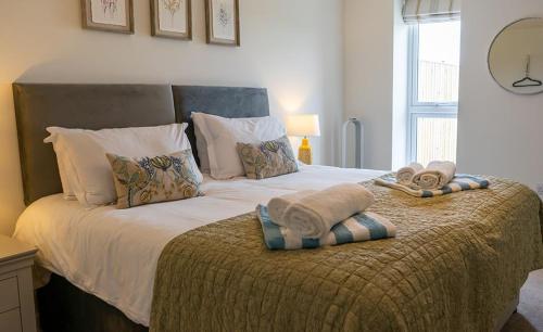 um quarto com uma cama grande e toalhas em Pomeroy em Spilsby