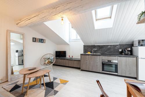 une grande cuisine avec une table et des chaises. dans l'établissement Quiet 1 Bdr at Nice Port, à Nice