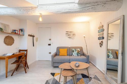 un salon avec un canapé et une table dans l'établissement Quiet 1 Bdr at Nice Port, à Nice