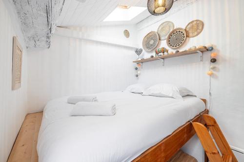 deux lits dans une petite pièce aux murs blancs dans l'établissement Quiet 1 Bdr at Nice Port, à Nice