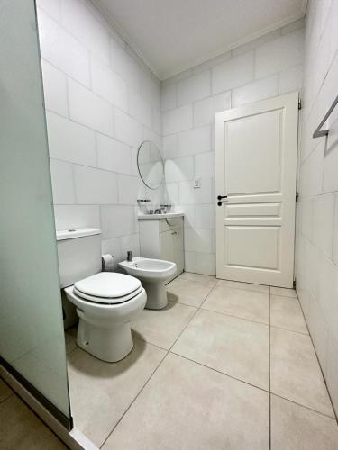 uma casa de banho branca com um WC e um lavatório em RIFFEL 2 em Aldea Camarero