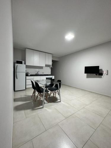 uma cozinha com uma mesa e cadeiras e um frigorífico em RIFFEL 2 em Aldea Camarero