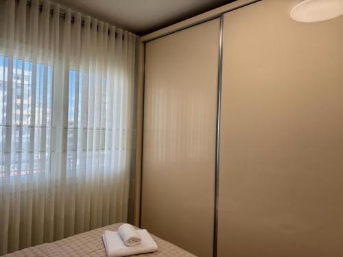 En eller flere senger på et rom på AURA Apartment