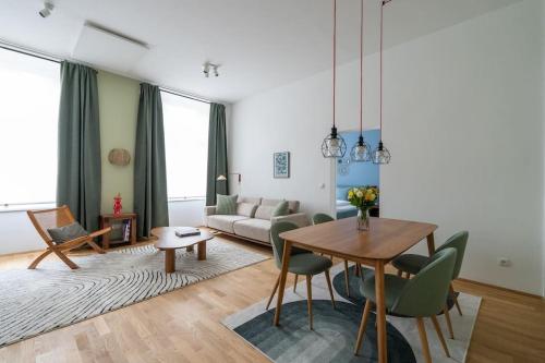 Χώρος καθιστικού στο Vogue 2BR Suite, Near City Pulse by HM