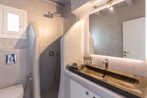 オルノスにあるVilla Ilianaのバスルーム(洗面台、鏡付)