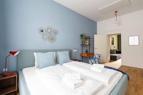 Ένα ή περισσότερα κρεβάτια σε δωμάτιο στο Vogue 2BR Suite, Near City Pulse by HM
