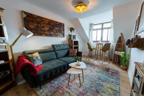 Χώρος καθιστικού στο Schloßberg-Domizil mit Weitblick - Arbeitsplatz, Balkon, Netflix, Badewanne & Yogamatte