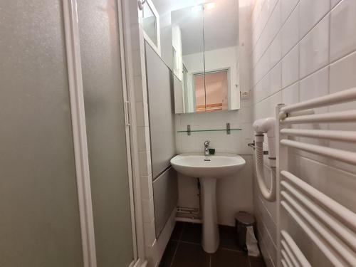 ein kleines Bad mit einem Waschbecken und einem Spiegel in der Unterkunft Andromede - 90 - Appart renove 6 pers in Les Deux Alpes