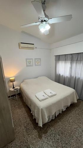 1 dormitorio con 1 cama con 2 toallas en Pasaje 202 en Aldea Camarero