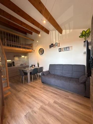 un salon avec un canapé bleu et une table dans l'établissement Le Belle Bleue, à Fleury