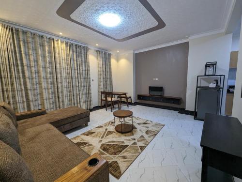 - un salon avec un canapé et une table dans l'établissement La Dolce Vita, à Kampala