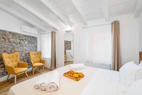 um quarto com uma cama com uma tigela de fruta em Giglio em Volastra