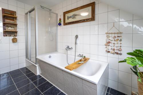 Ένα μπάνιο στο Schloßberg-Domizil mit Weitblick - Arbeitsplatz, Balkon, Netflix, Badewanne & Yogamatte
