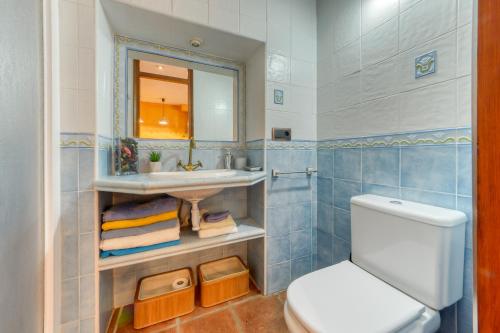 uma casa de banho com um WC, um lavatório e um espelho. em Casa Puig Rom 45 Roses - Immo Barneda em Roses